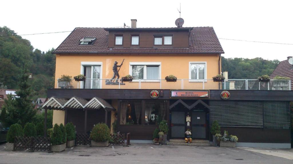 a building with a store in front of it at Zum Flößer in Neckartenzlingen