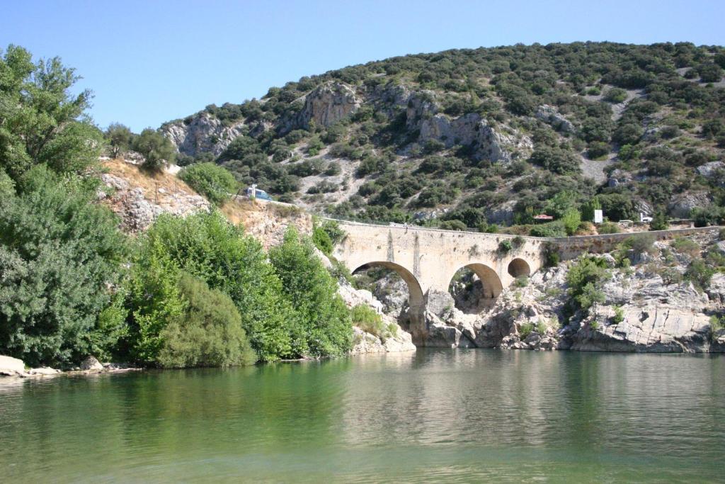 Entre Brousse Et Garrigue - Three-Bedroom House