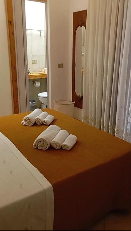 two rolled up towels on a bed in a bathroom at Casa Leone in Sciacca