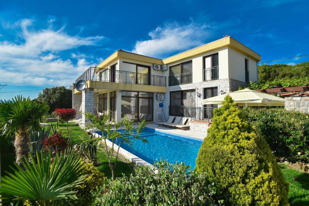 a villa with a swimming pool and a house at Vila sa bazenom Emar, Budva in Krimovice