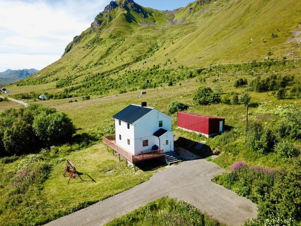 an aerial view of a house in a field at Lofotenfeeling, Haverringen Panorama in Vestvågøya