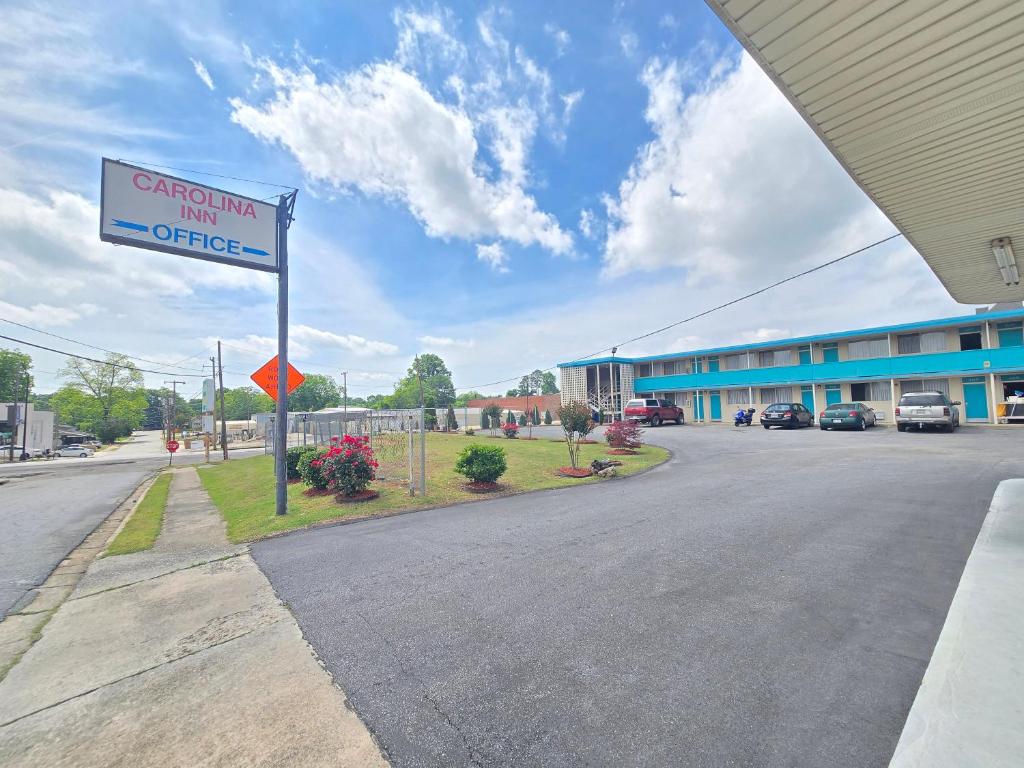 a street sign in front of a building at Carolina Inn Anderson Clemson Area in Anderson