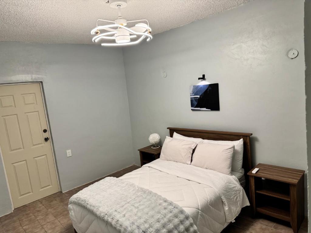 a bedroom with a bed and a ceiling fan at Casa Flores in Río Blanco
