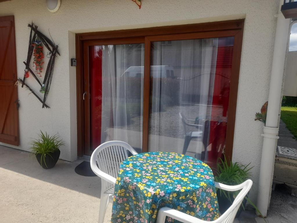 a table with a table cloth with flowers on it at Chambre chez Danuta in Champagnole