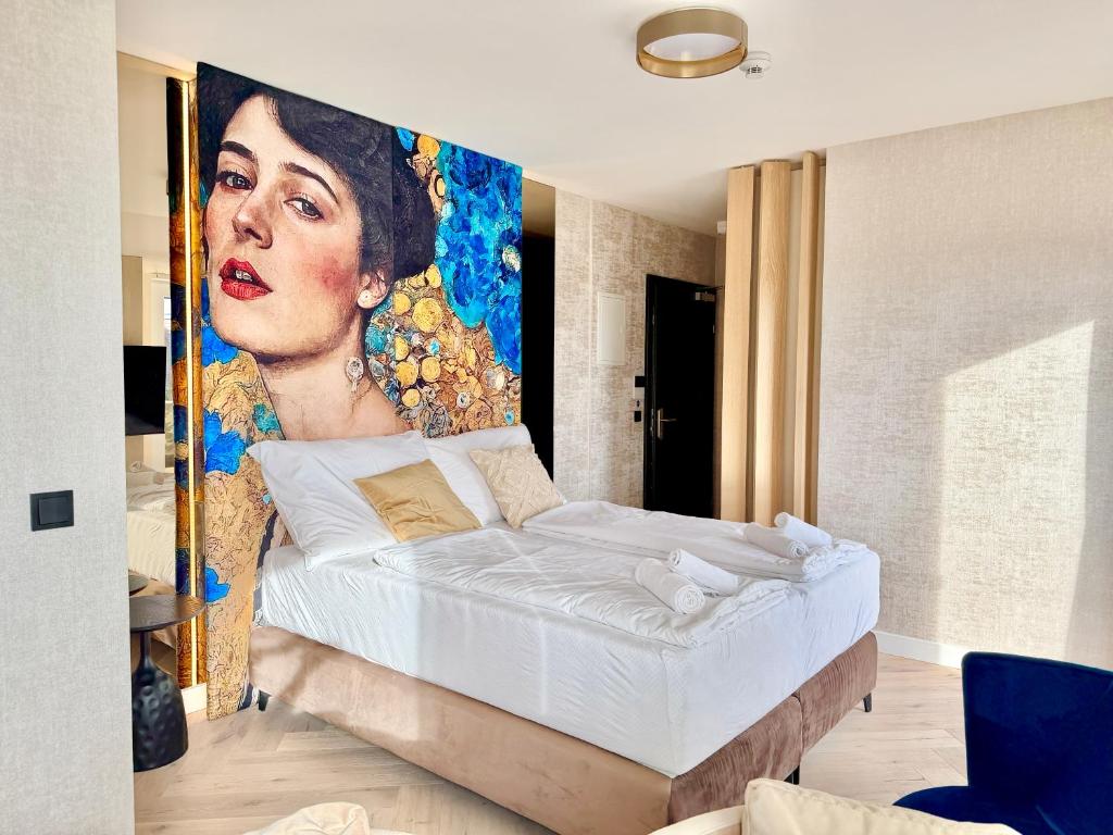 a bedroom with a large painting of a woman at Luxury Rooftop Apartment LEGRAND in Vienna