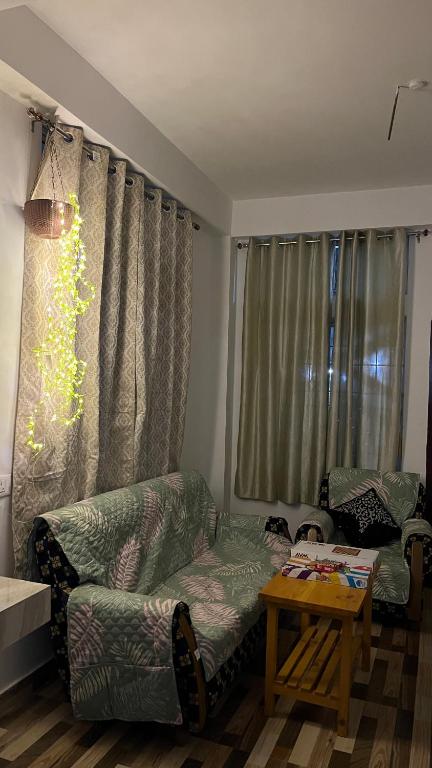 ein Wohnzimmer mit Sofa und Tisch in der Unterkunft Backpackers nest in Dirang Dzong