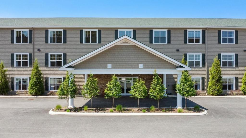 a building with a lot of trees in front of it at Stone Park Ellsworth-Bar Harbor in Ellsworth
