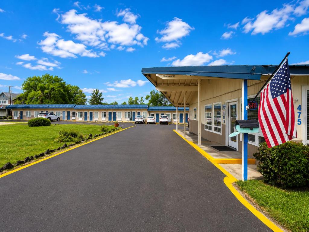 an american flag on the side of a building at Royal Gateway Motel in Bend