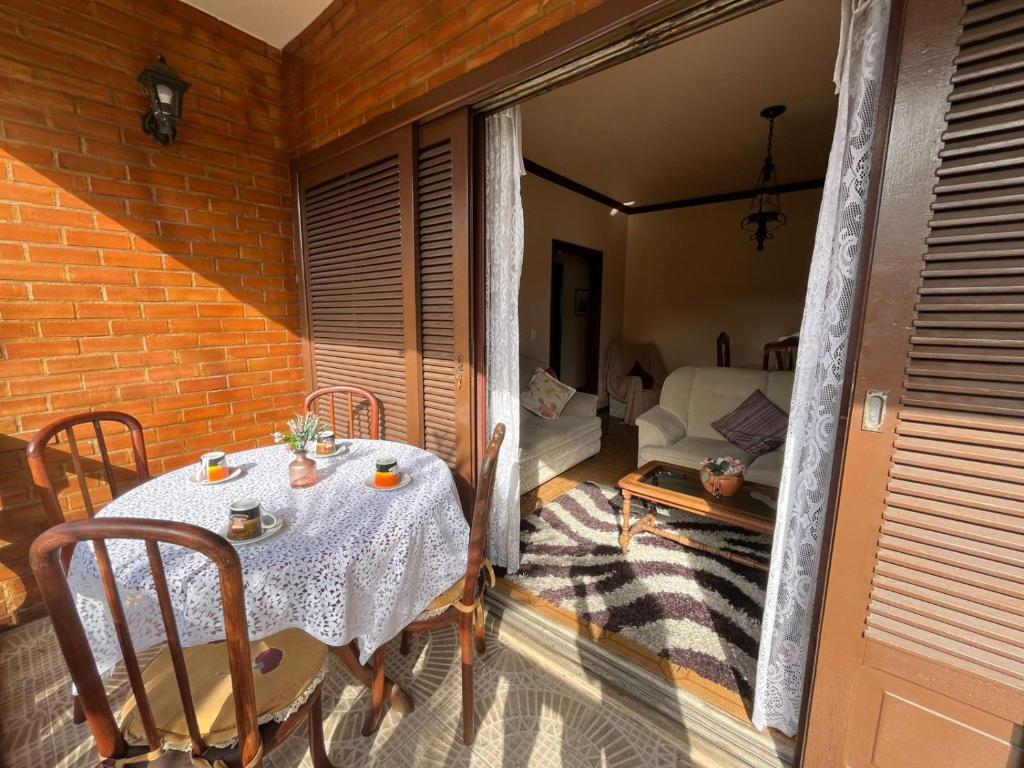 a small room with a table and a couch at Casa aconchegante para família- 3,5 km do centro histórico in Petrópolis