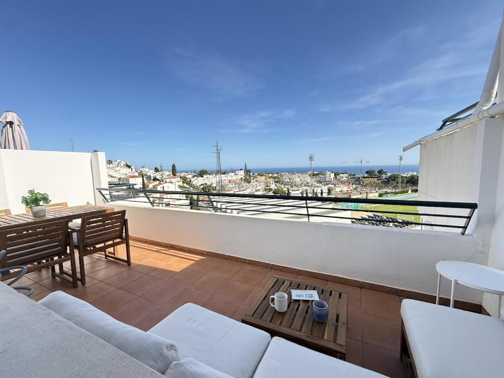 Apartamento con terraza, vistas al mar y piscina