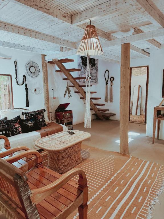 a living room with a couch and a table at Casa 7 Caraíva No centrinho in Caraíva