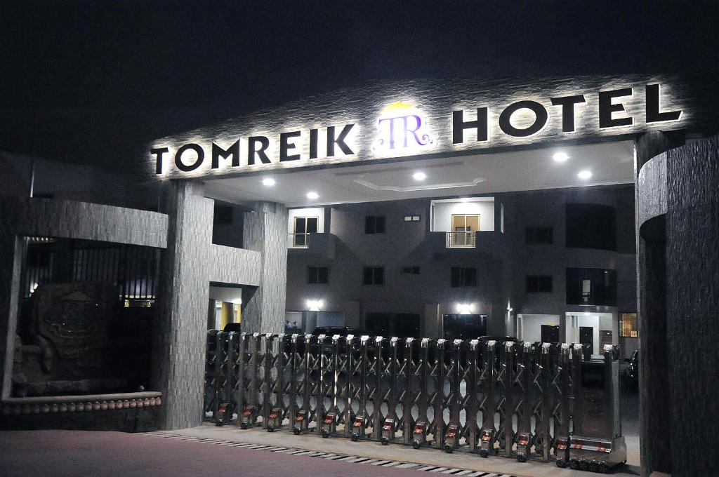 ein Hotel mit einem Schild, das Tamek tru Hotel liest in der Unterkunft Tomreik Hotel in Accra