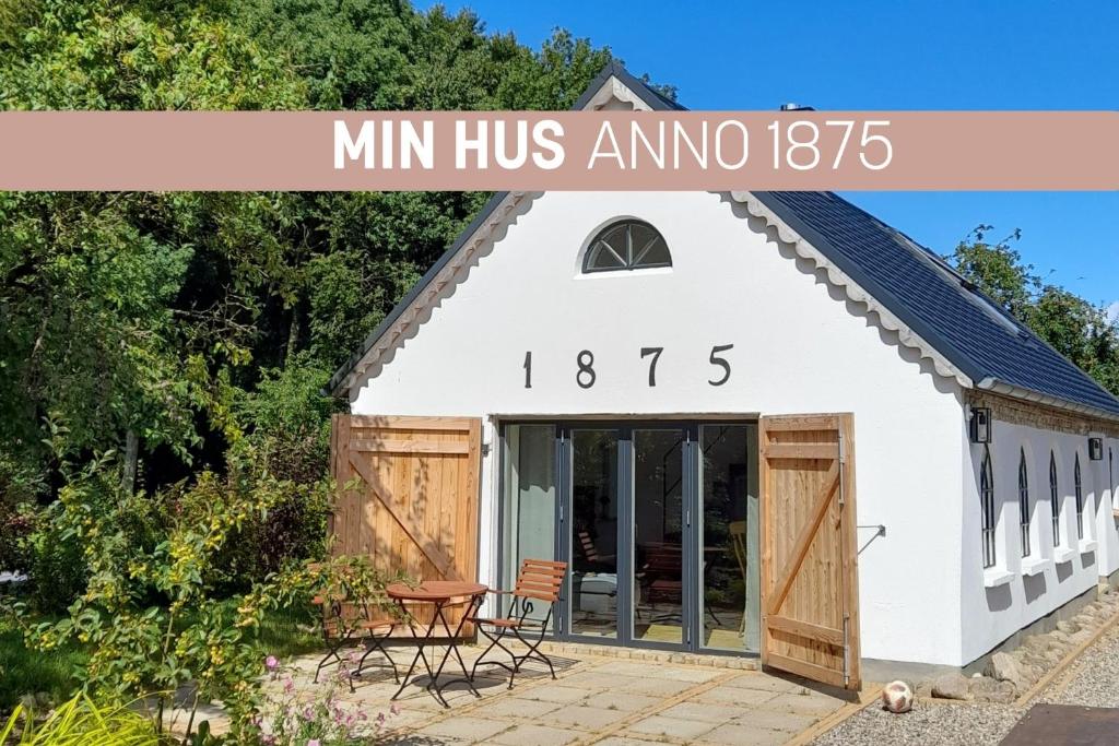 a barn house with the words min hug amino at Min Hus Anno 1875 in Bönstrup
