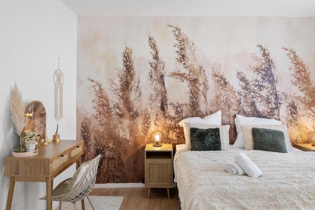 a bedroom with a bed and a desk and a wall at Stay COZY - The Lounge- Kingsize - Terrasse - Beste Lage in Aschaffenburg