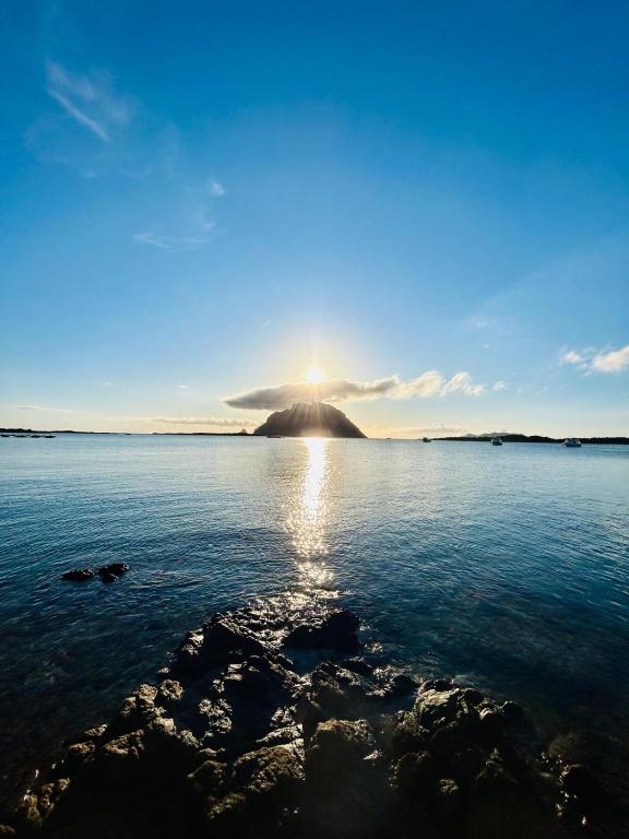 a large body of water with the sun in the sky at Sea&Sage 4 Spiagge Raggiungibili a piedi, Per famiglie con tutti i servizi in Porto San Paolo