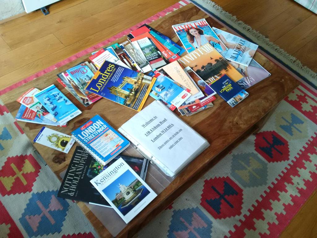 Hotel Luxury Holland Park, sleeps 2, Free S'fast WiFi, a table topped with books on top of a table at Luxury Holland Park, sleeps 2, Free S'fast WiFi in London