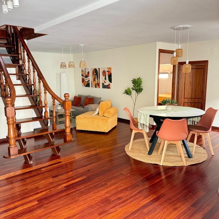 a living room with a table and chairs at Piso en el Corazón de Ferrol in Ferrol