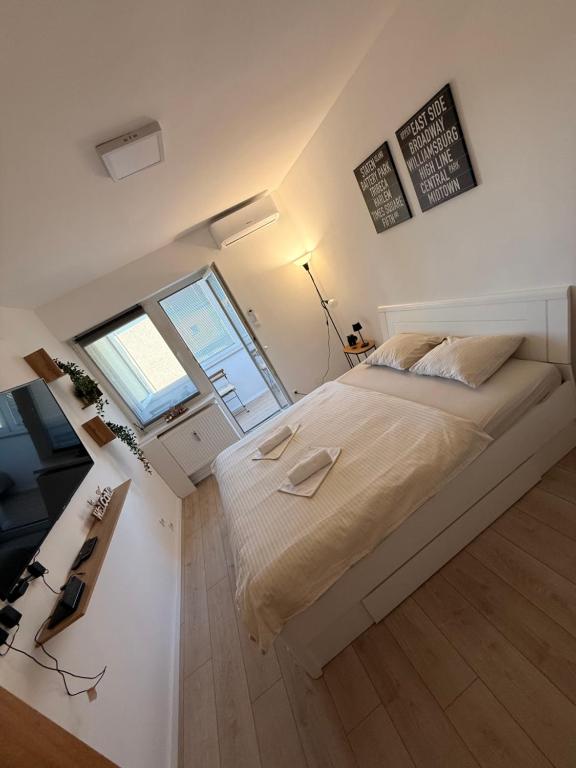 ein Schlafzimmer mit einem großen Bett und einem Fenster in der Unterkunft Studio Enemia in Lesce