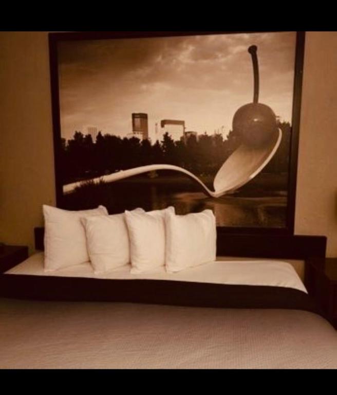 ein Bild von einem Bett in einem Hotelzimmer in der Unterkunft Super Star Inn & Suite Lincoln Crete in Crete