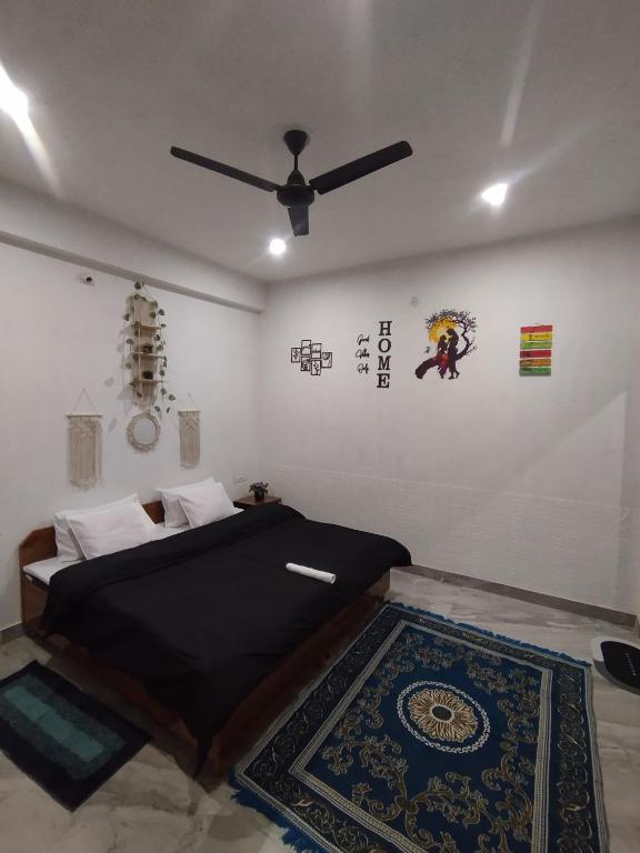 a bedroom with a bed and a ceiling fan at peak&valley homestay in Dharmsāla