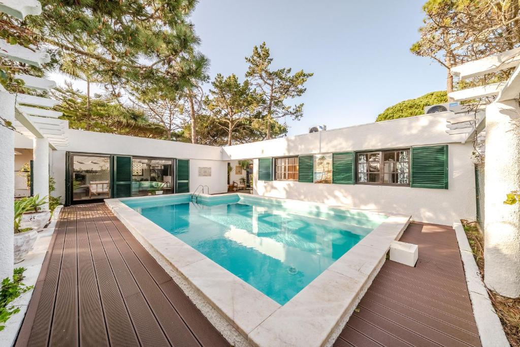 a swimming pool in the backyard of a house at Сasa do Cedro in Colares