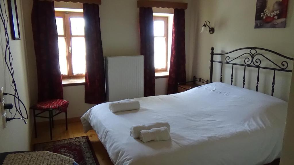 Postel nebo postele na pokoji v ubytování Elafotopos Hotel