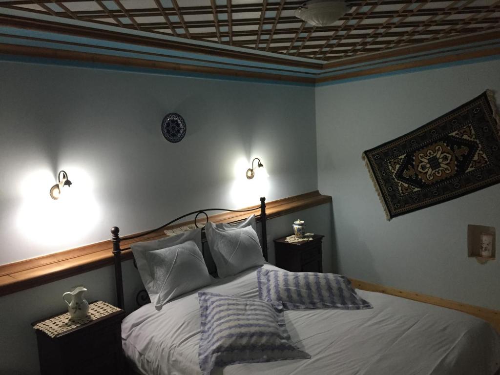 Postel nebo postele na pokoji v ubytování Elafotopos Hotel