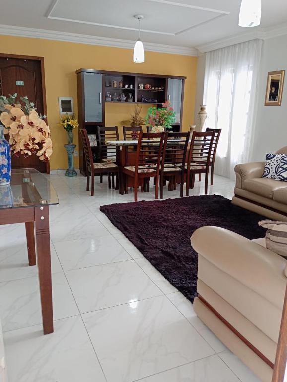 a living room with a table and a dining room at Pousada Fernanda in Guarapuava