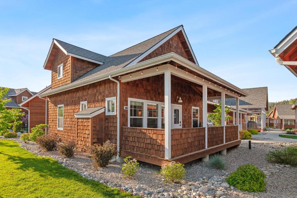 a large wooden house with a large front porch at Stella del Mare in Dover ID in Dover
