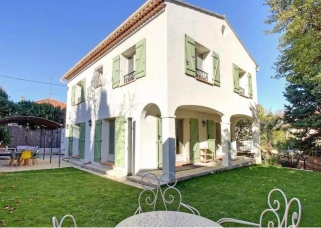 Elegant Cannes Villa 4-5 Bedrooms Walk to Palais & Beaches
