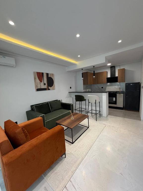 a living room with a couch and a table at Luxueux T2 à Ain Zaghouen in El Aouina
