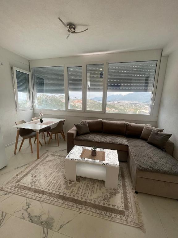 a living room with a couch and a table at Piad Apartman in Bar