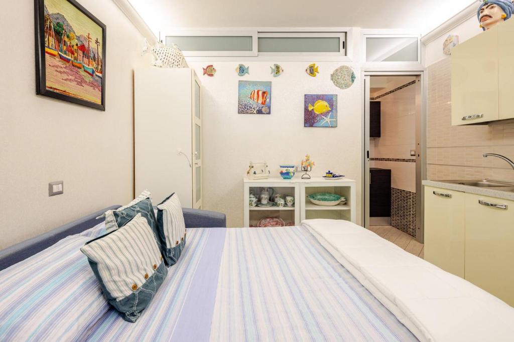a small room with a bed and a kitchen at Sea 150mt - Il Vicolo di Cetara in Cetara