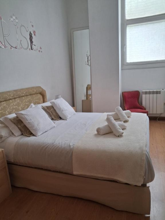 a bedroom with a bed with two white towels on it at Apartamento Gabierrota in Rentería