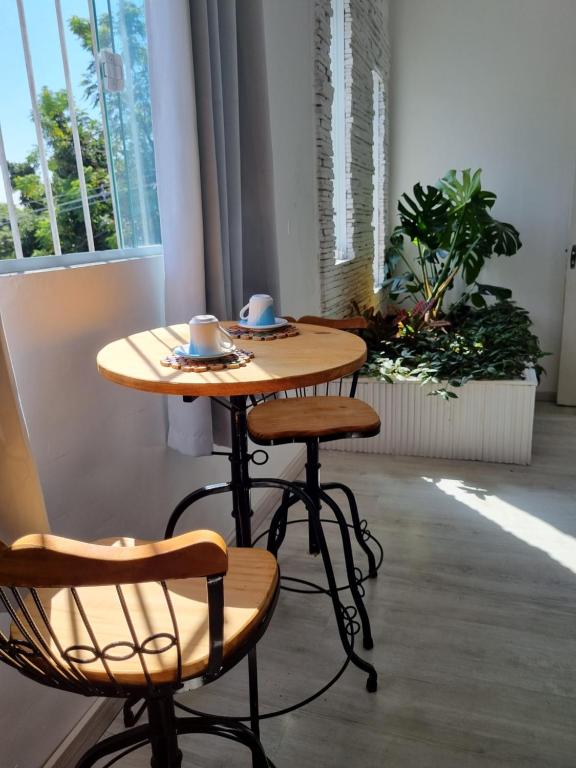 a table and two chairs in a room at Suíte Garden em Butantã Próximo á USP - Self Check-in in São Paulo