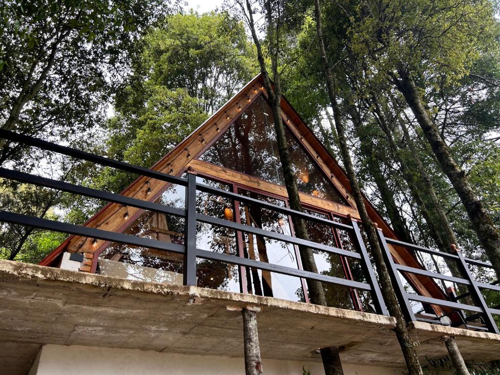 a house being constructed on top of a building at Meraki Cabañas & Glamping By GEstores in Mineral del Chico