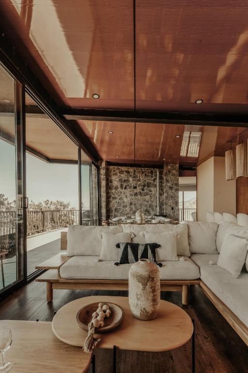 ein Wohnzimmer mit Sofa und Tisch in der Unterkunft Casa Tu-Ya in Bernalejo