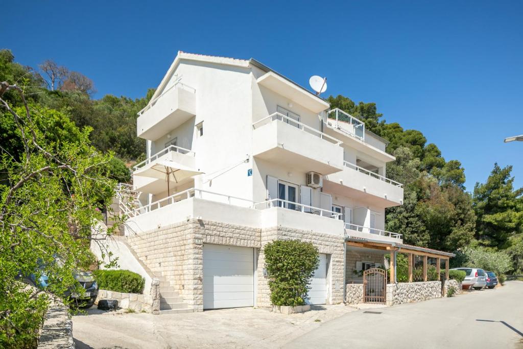 Apartments with parking space Hvar - 25144