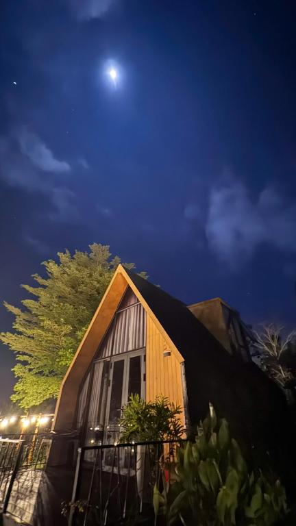 a house with the moon in the sky at Lang Omm in Tang Klang