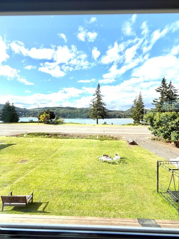 a view of a park with a bench and a lake at Foster Lake Inn in Sweet Home