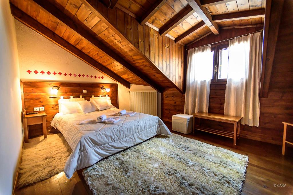 a bedroom with a large bed and a window at Guesthouse Mavrodimos in Eptalofos