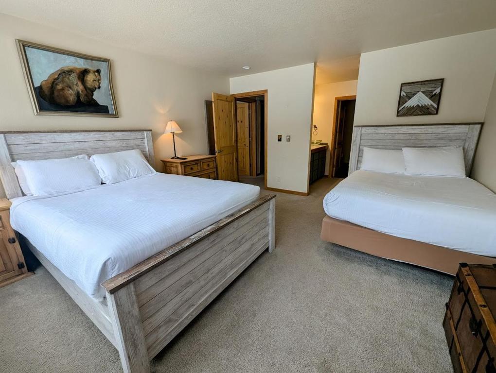 two beds in a hotel room with two beds sidx sidx sidx at Pines 2167 by SummitCove Lodging in Colorado in Keystone