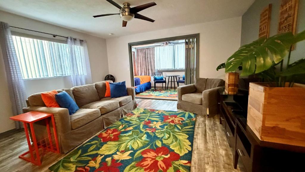 a living room with a couch and a rug at Holualoa Gardens 101 in Kailua-Kona