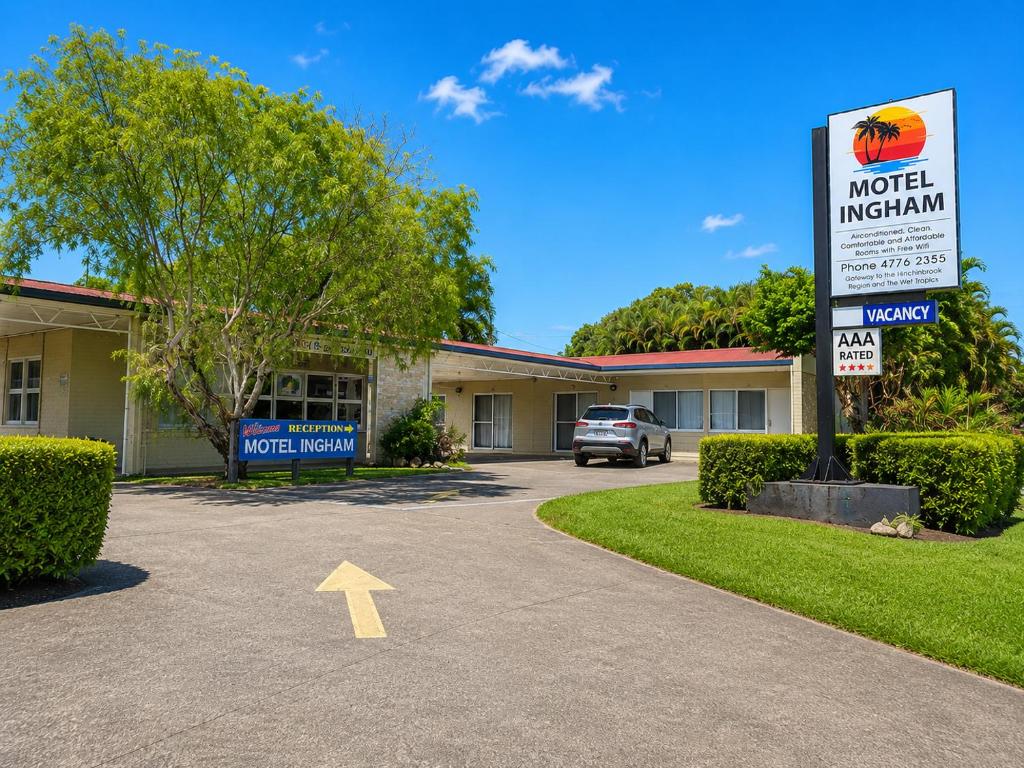 a motel with a sign in front of a building at Motel Ingham in Ingham