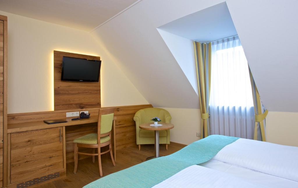 Postel nebo postele na pokoji v ubytování Hotel am Schloßberg