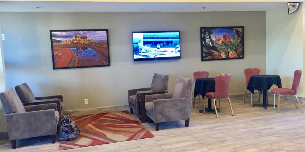 TV a/nebo společenská místnost v ubytování Travelers Inn - Phoenix