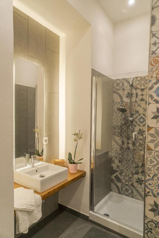 A bathroom at B&B 4 ELEMENTI CATANIA