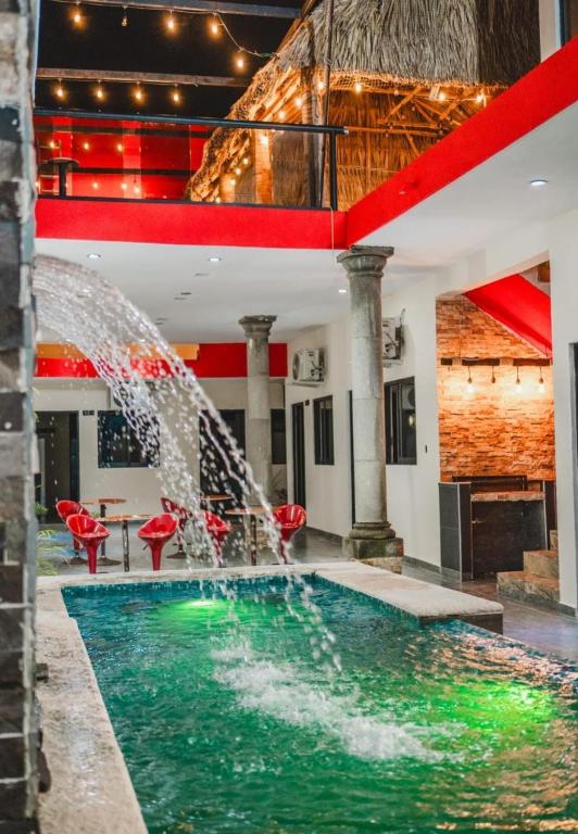 a fountain in the middle of a swimming pool at hotel del valle in Coatzacoalcos