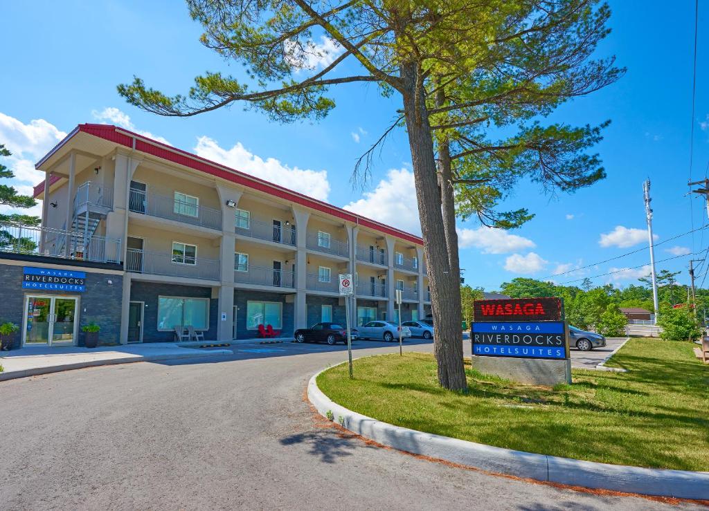 Wasaga Riverdocks Hotel Suites في واساغا بيتش: مبنى امامه لافته