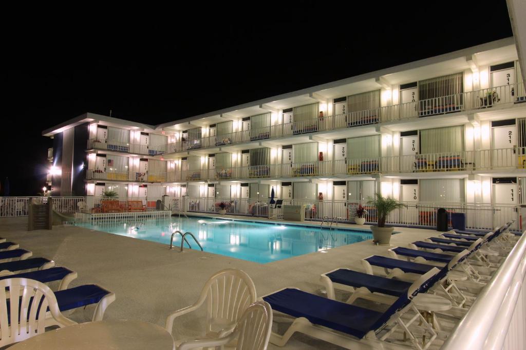Bazén v ubytování Crusader Oceanfront Resort nebo v jeho okolí